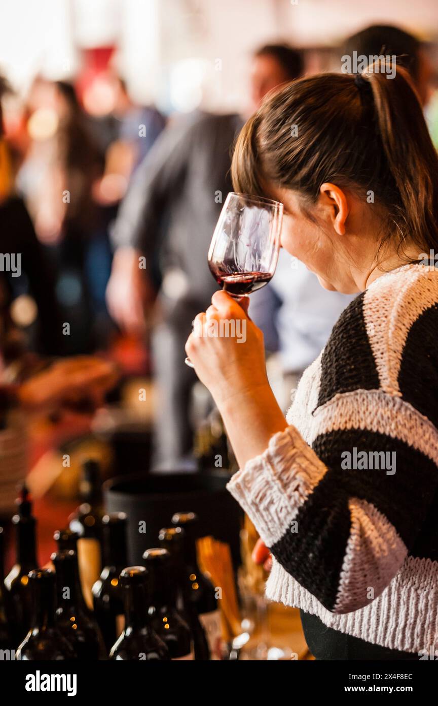 USA, Washington State, Walla Walla. Frau probiert Weine bei einer Walla Walla Weinveranstaltung. (Nur Für Redaktionelle Zwecke) Stockfoto