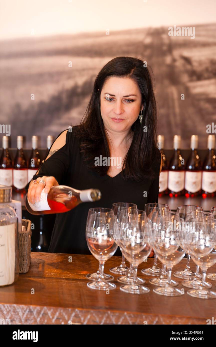 USA, Washington State, Woodinville. Das Personal des Weinguts gießt Rose bei einer Weinprobe. (Nur Für Redaktionelle Zwecke) Stockfoto