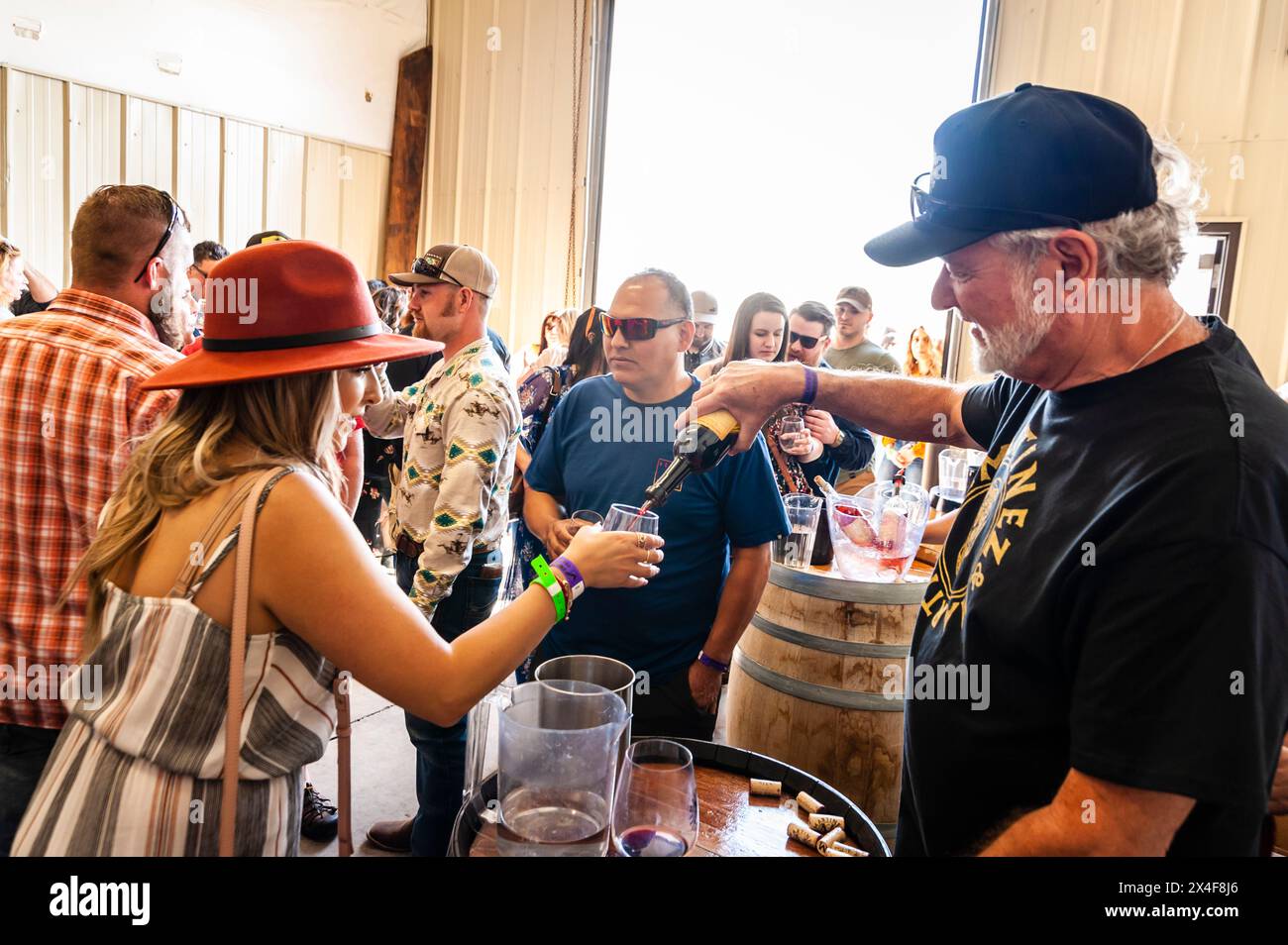 USA, Washington State, Yakima Valley. Das Personal des Weinguts schenkt Rotwein für den Kunden. (Nur Für Redaktionelle Zwecke) Stockfoto