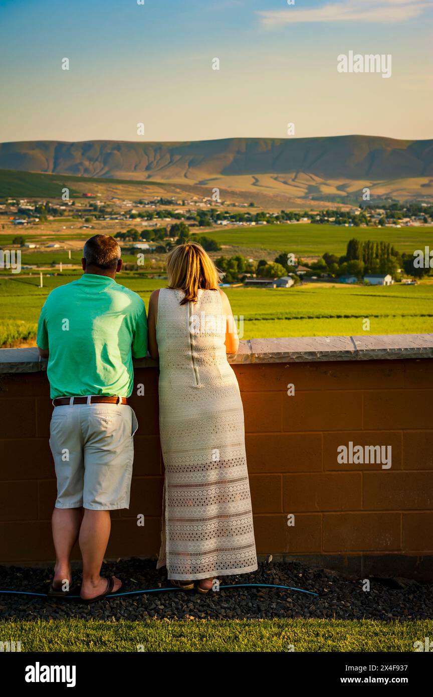 USA, Washington State, Red Mountain. Ein Paar genießt den Wein und die Aussicht vom Col Solare auf dem Red Mountain. (Nur Für Redaktionelle Zwecke) Stockfoto