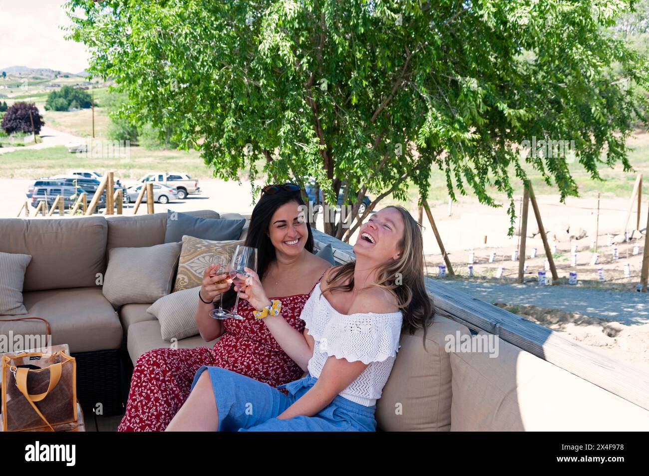 USA, Washington State, Lake Chelan. Frauen genießen Weingläser in der Sonne des Lake Chelan. (Nur Für Redaktionelle Zwecke) Stockfoto