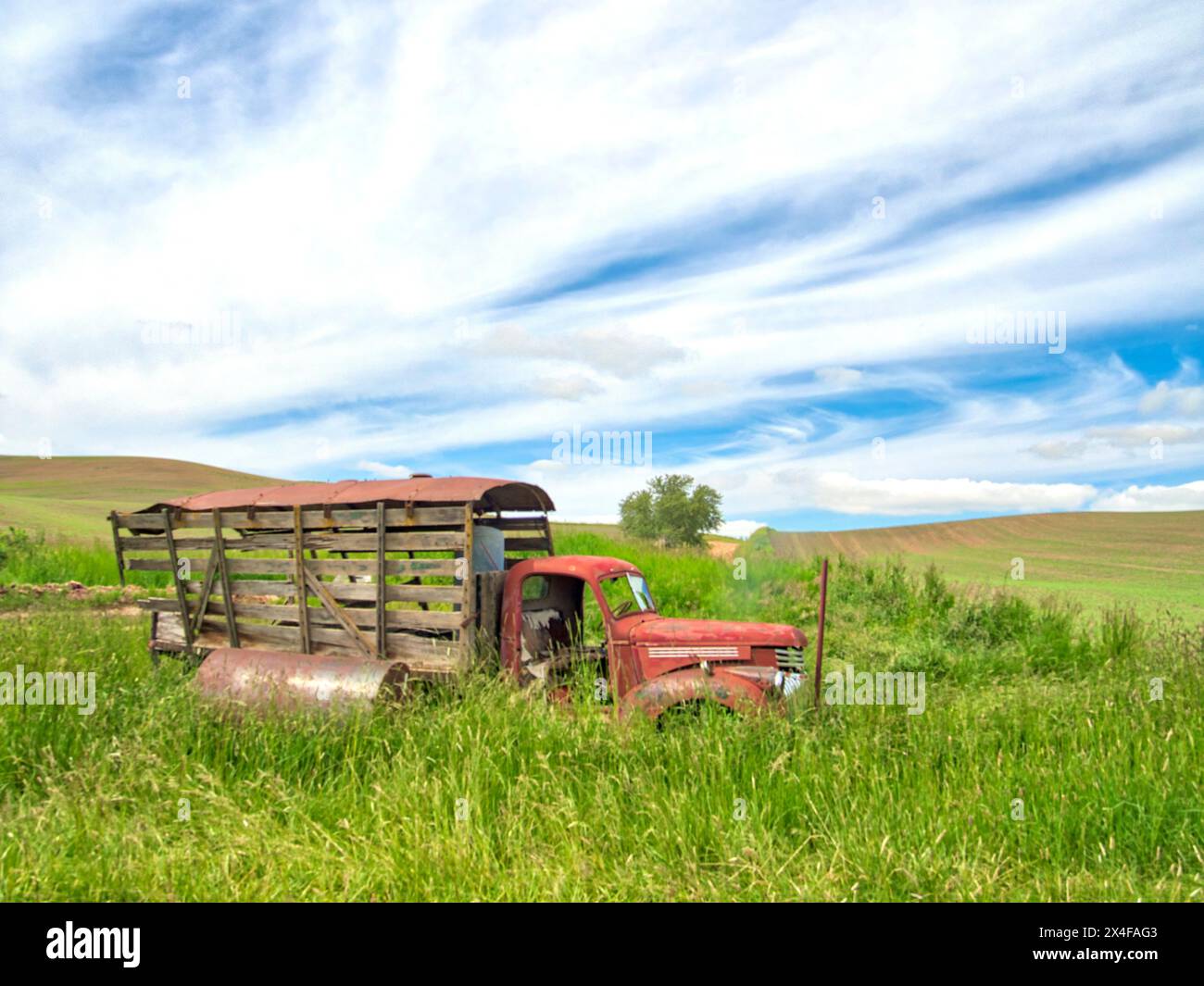 USA, Bundesstaat Washington, Region Palouse. Alter Feldwagen im Feld Stockfoto