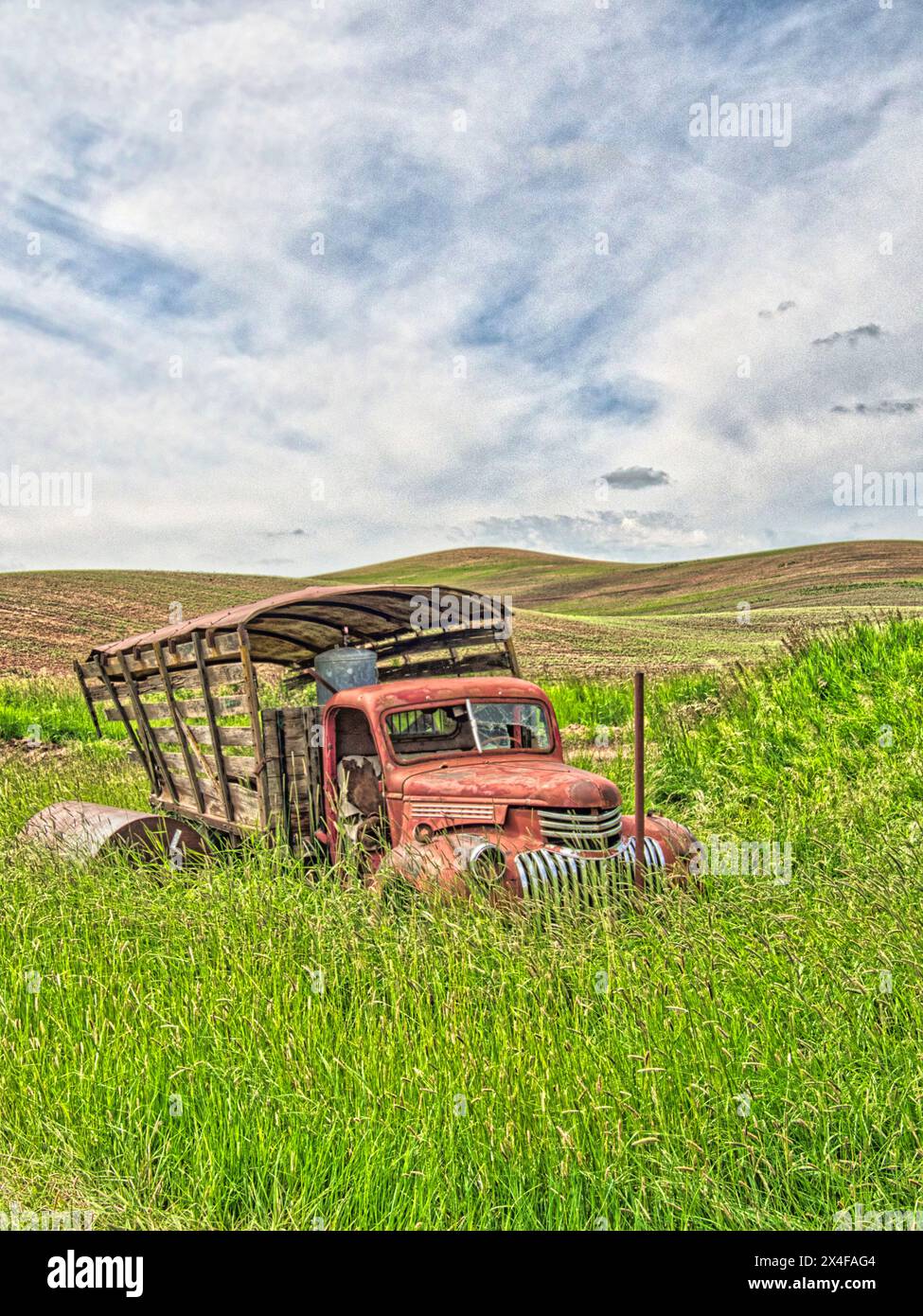 USA, Bundesstaat Washington, Region Palouse. Alter Feldwagen im Feld Stockfoto