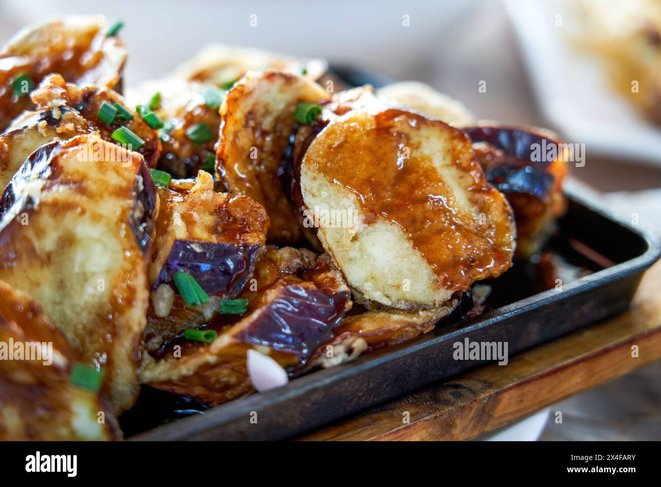 Ein köstliches chinesisches Gericht, frittierte Auberginen gefüllt mit Fleisch Stockfoto