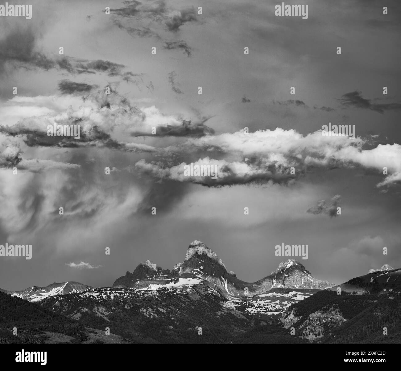 USA, Wyoming. Schwarz-weiße Landschaft von Grand und Middle Teton und Mount Owen aus dem Westen Stockfoto