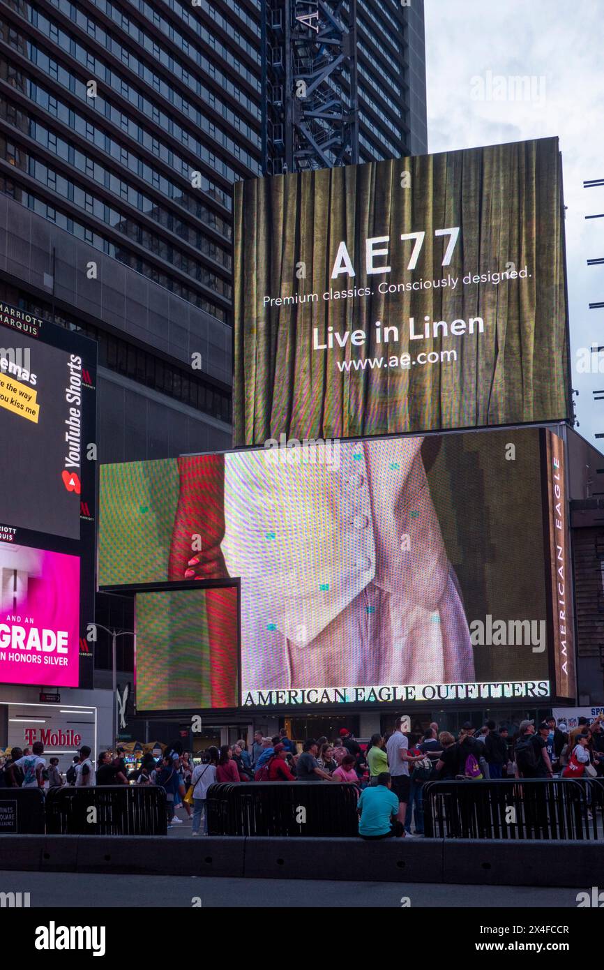 Werbung für Leinenkleidung, American Eagle Outfitters, Times Square, Manhattan, Broadway, in der Abenddämmerung, New York City, USA Stockfoto