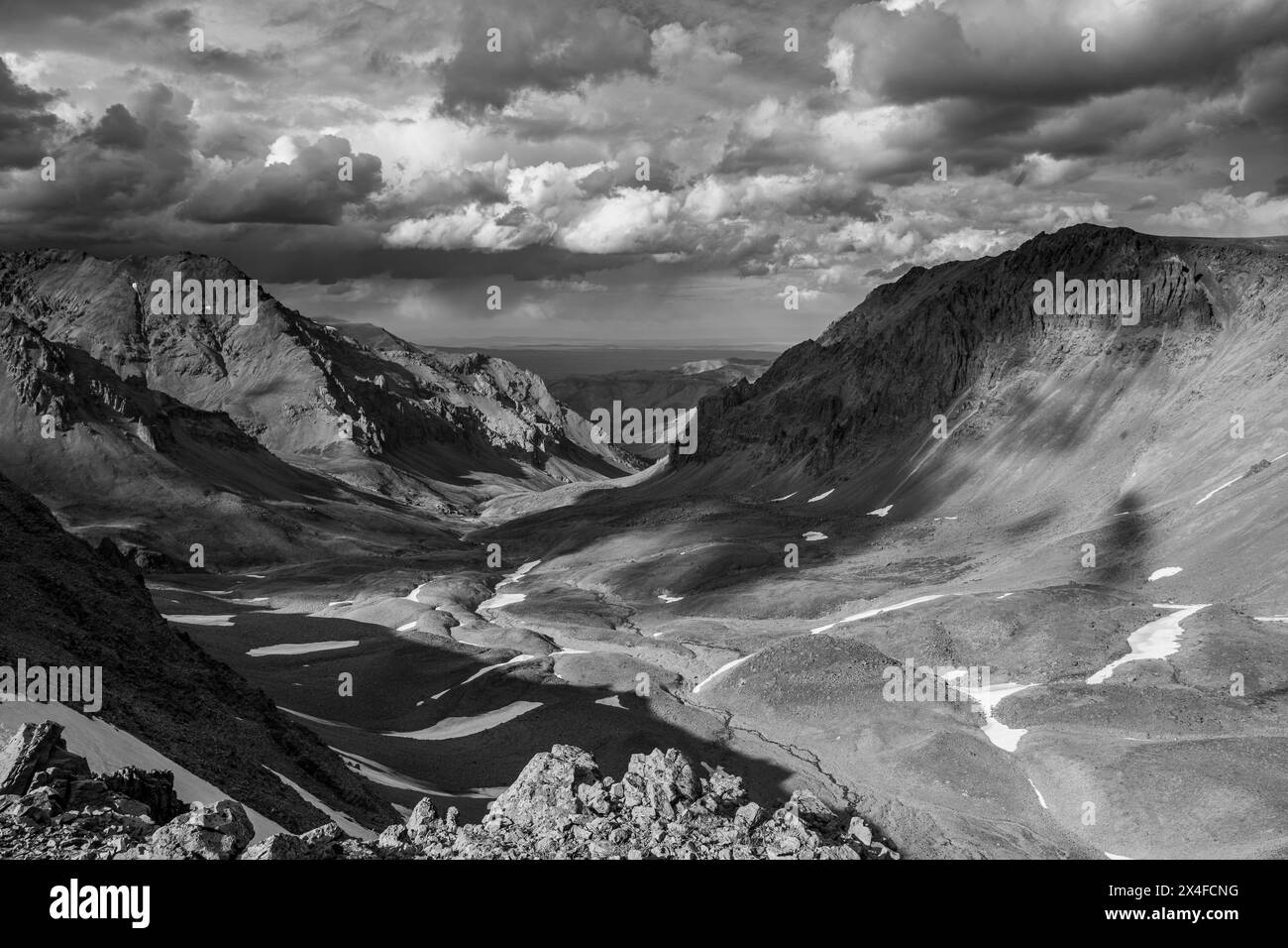 USA, Wyoming. Raue Schwarzweiß-Landschaft des alpinen Tals in den Absaroka Mountains in der Nähe von Cody. Stockfoto