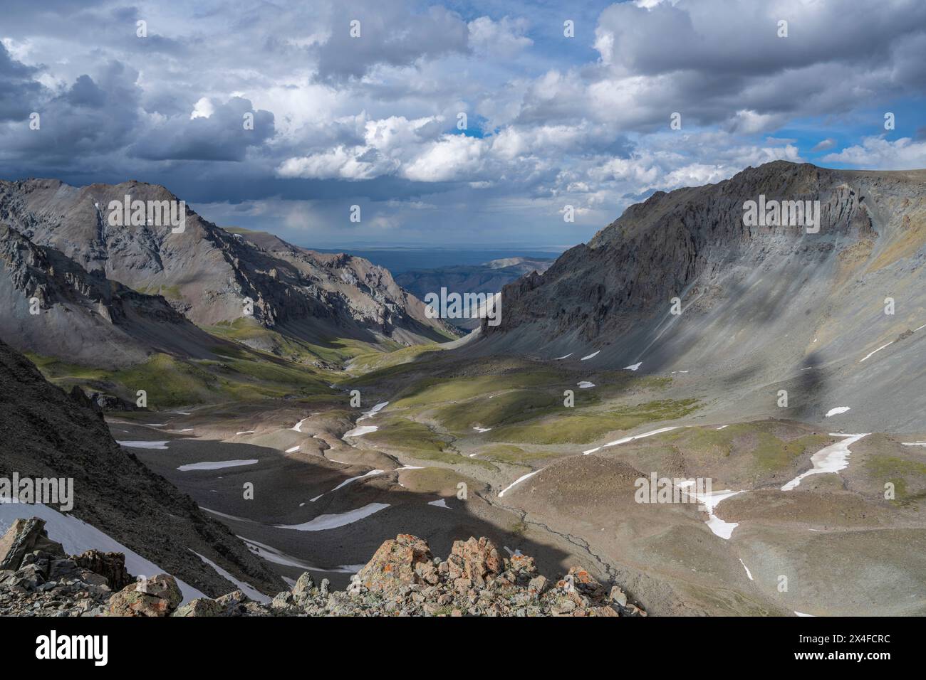 USA, Wyoming. Zerklüftete Landschaft des weiten Alpentals in den Absaroka Mountains bei Cody. Stockfoto