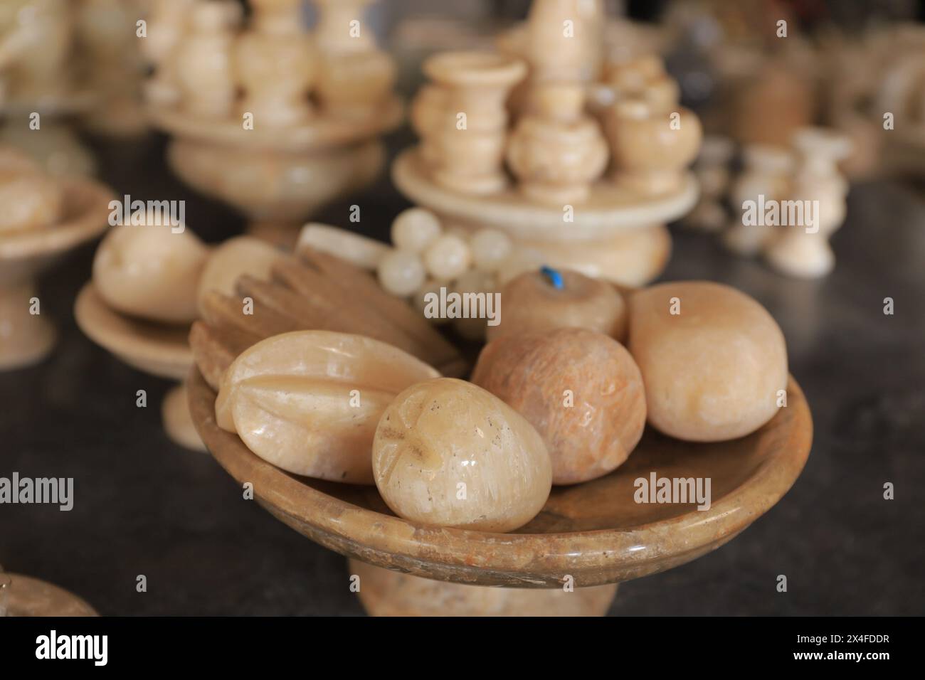 Auswahl an traditioneller handgefertigter Keramik in den Regalen des Souvenirshops Stockfoto