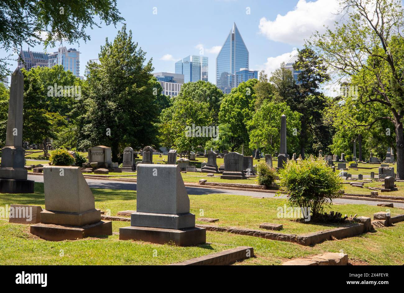 Die Skyline der Stadt Charlotte, North Carolina, vom historischen Elmwood-Pinewood Cemetery aus gesehen. Stockfoto