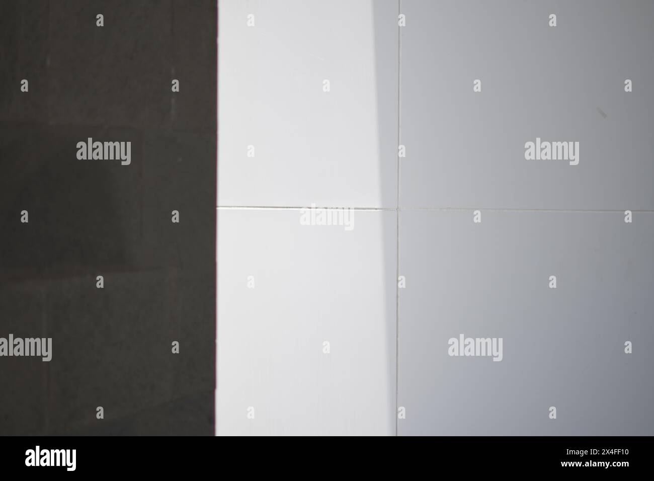 Abstrakter Hintergrund von Linien und Ebenen eines Gebäudes mit dunklem Licht Stockfoto