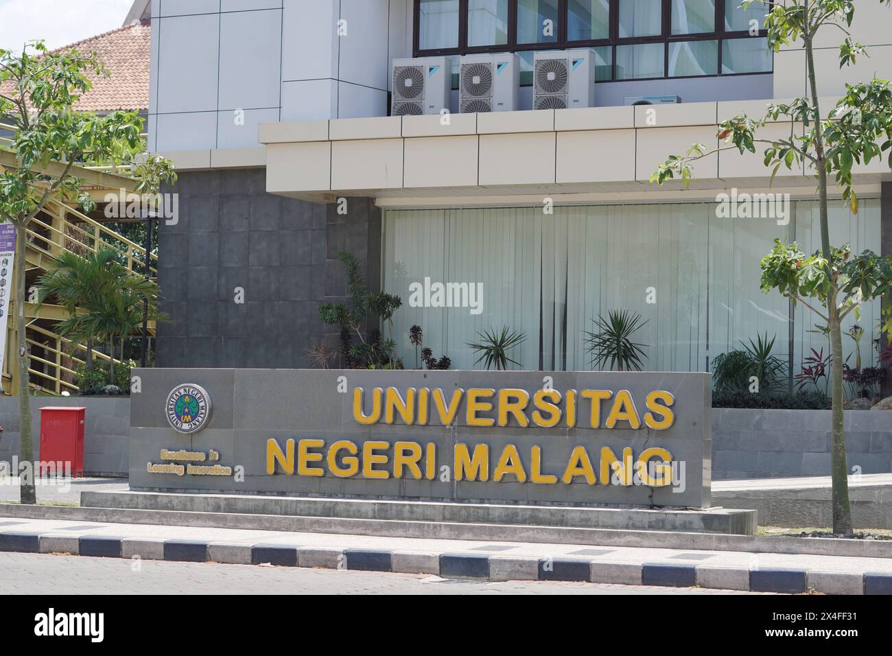 Unterschrift von der Malang State University Graduiertenschule in einem Gebäude Stockfoto