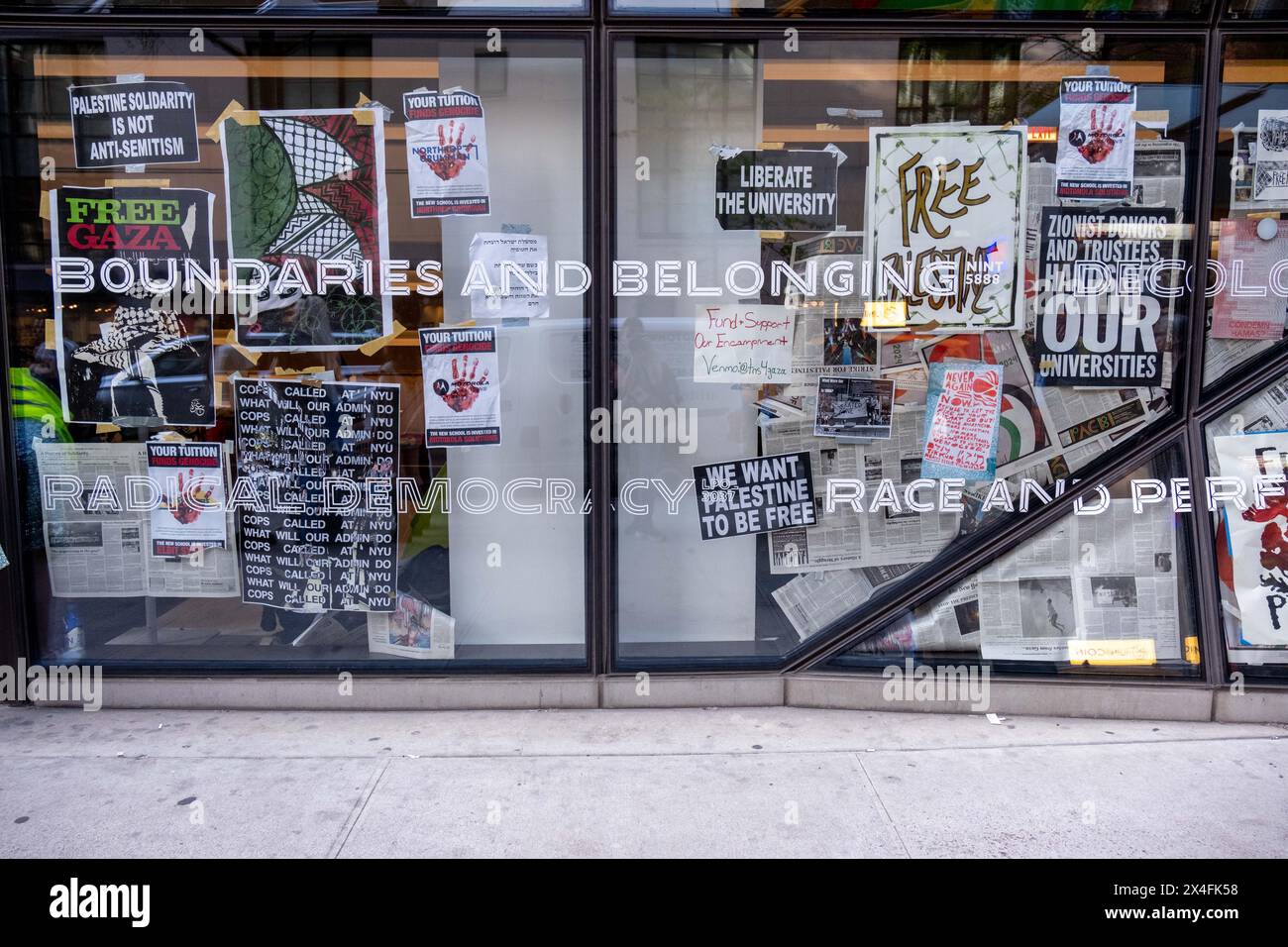 New York, Usa. Mai 2024. Fenster des Studentenlagers an der Neuen Schule. Die Spannungen steigen, da pro-palästinensische Demonstranten an der New School in New York mit Pro-Israel-Gegenprotestierenden zusammentreffen. Die Organisation New School Students for Justice in Palestine hat vor 11 Tagen ein Lager im Gebäude der Schule eingerichtet und verlangt, dass die Schule ihre finanziellen Beziehungen zu Israel offenlegt und aufgibt. (Foto: Syndi Pilar/SOPA Images/SIPA USA) Credit: SIPA USA/Alamy Live News Stockfoto