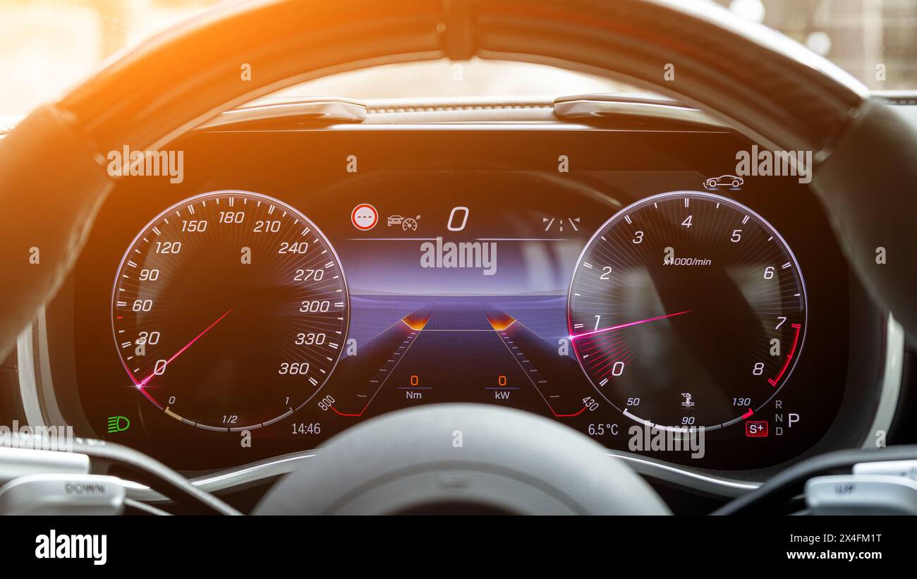 Nahaufnahme eines Tachometers eines Autos. Armaturenbrett mit Details, Anzeigeleuchten und Instrumententafel. Stockfoto