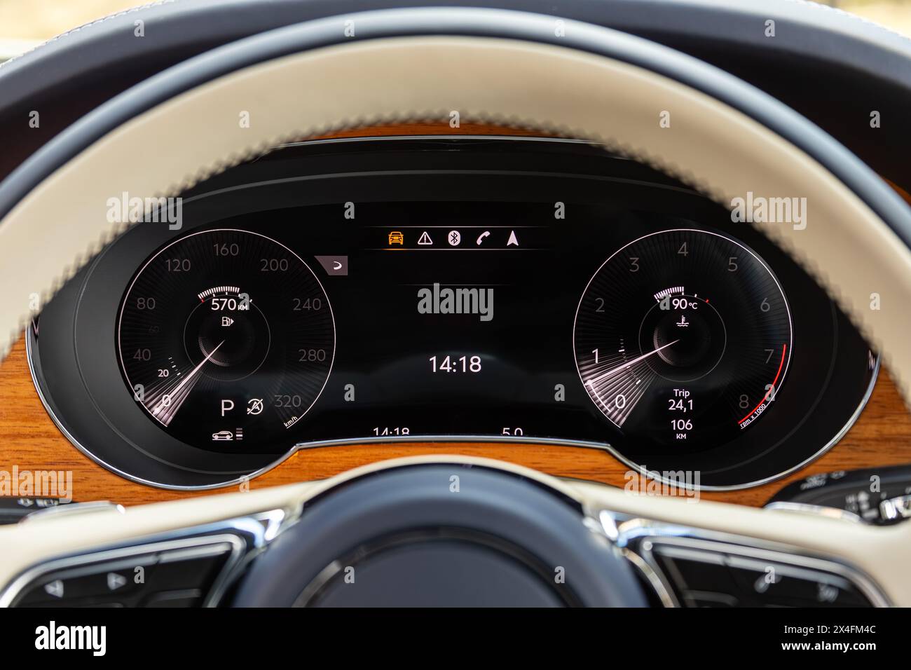 Nahaufnahme eines Tachometers eines Autos. Armaturenbrett mit Details, Anzeigeleuchten und Instrumententafel. Stockfoto