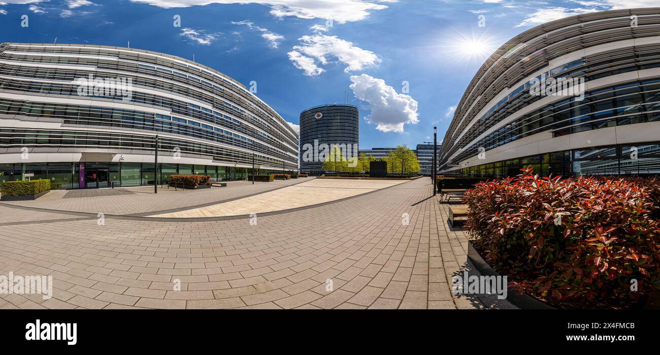 13.05.2021. Düsseldorf. Der Vodafone Campus, die Zentrale von Vodafone Deutschland im Düsseldorfer Stadtteil Heerdt, ist einer der modernsten Gebäudekomplex Deutschlands mit Arbeitswelten für rund 5000 Mitarbeiter. Düsseldorf Ferdinand-Braun-Platz, Heerdt Nordrhein-Westfalen Deutschland *** 13 05 2021 Düsseldorf der Vodafone Campus, der Hauptsitz von Vodafone Deutschland im Düsseldorfer Stadtteil Heerdt, ist einer der modernsten Gebäudekomplexe Deutschlands - mit Arbeitsumgebungen für rund 5000 Mitarbeiter Düsseldorf Ferdinand Braun Platz, Heerdt Nordrhein-Westfalen Deutschland Stockfoto