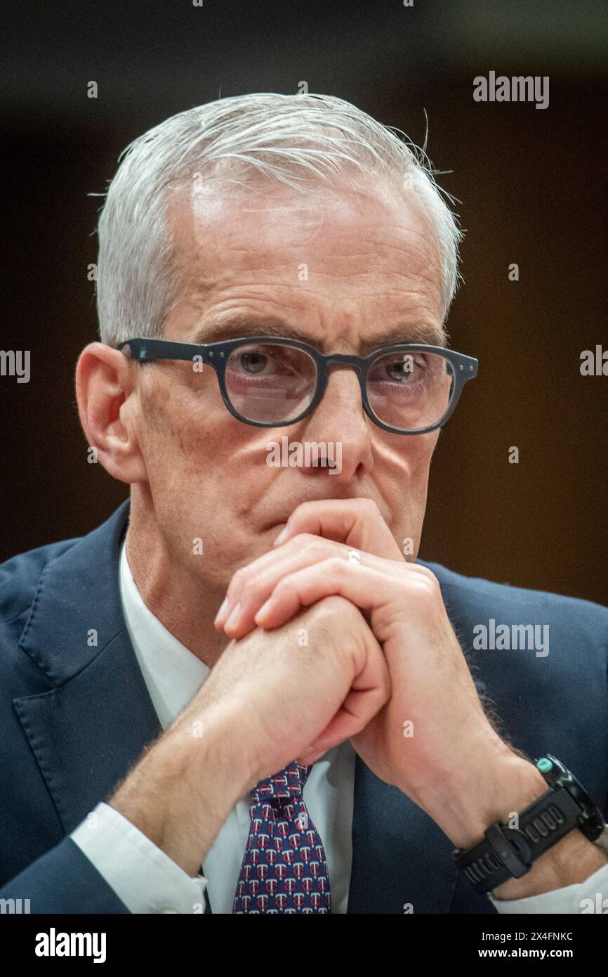 Washington, Usa. Mai 2024. Denis R. McDonough, Secretary of Veterans Affairs, erscheint vor einem Senat Emissions - Unterausschuss für Militärbau, Veteranenangelegenheiten und verwandte Agenturen, bei einer Anhörung zur Prüfung der vorgeschlagenen Haushaltsvoranschläge und der Begründung für das Haushaltsjahr 2025, und Anträge auf Vorabbewilligung für das Haushaltsjahr 2026 für das Department of Veterans Affairs im Senate Office Building in Washington, DC, USA, Donnerstag, den 2. Mai, 2024. Foto von Rod Lamkey/CNP/ABACAPRESS. COM Credit: Abaca Press/Alamy Live News Stockfoto