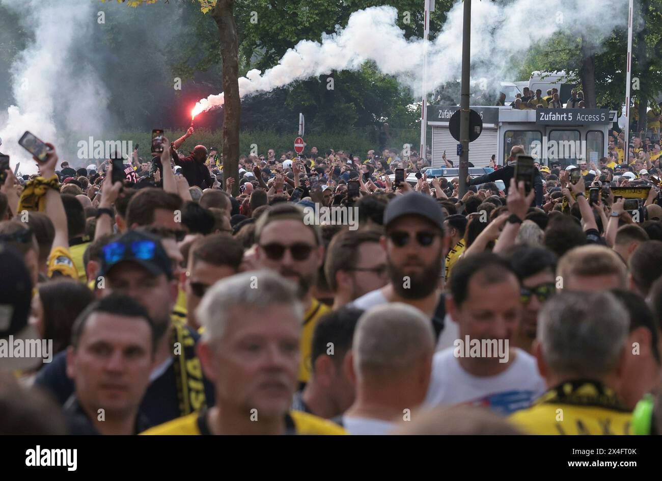 Dortmund, Deutschland. Mai 2024. firo: 01.05.2024, Fußball, UEFA CHAMPIONS LEAGUE, Saison 2023/2024, UCL, CL, Halbfinale, erste Etappe, BVB, Borussia Dortmund - PSG, Paris Saint Germain 1:0 Fans von Paris kommen ins Stadion Dortmund Credit: dpa/Alamy Live News Stockfoto