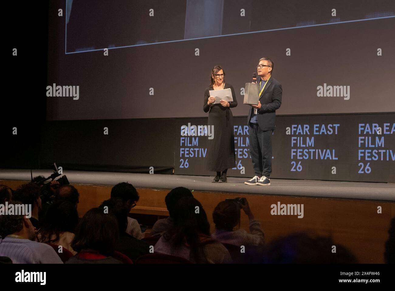 Udine, Italien (3. Mai 2024) - die japanische Regisseurin Mihara Mitshuiro erhält den 1. Preis beim Far East Film Festival Stockfoto