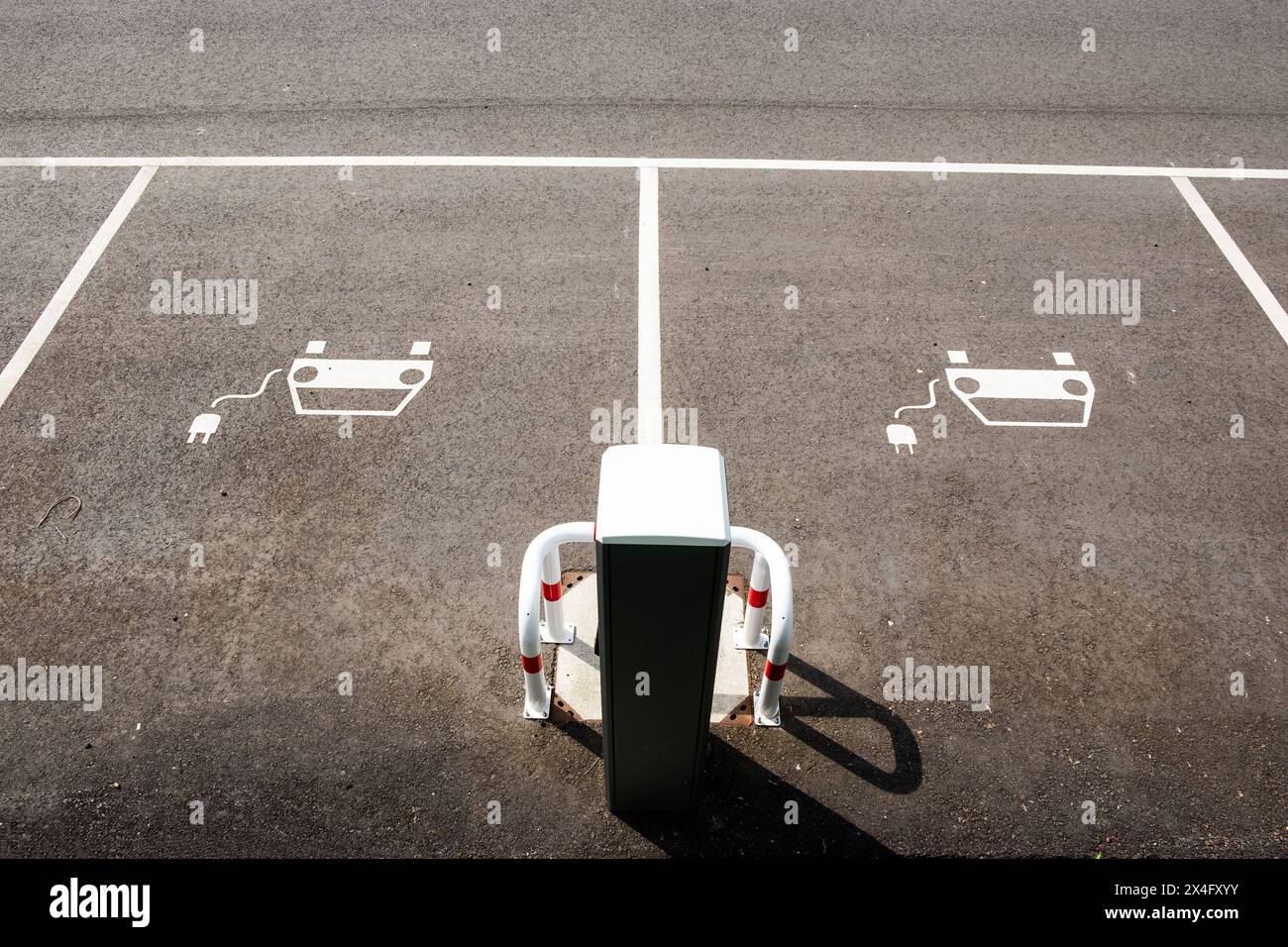 Parkplatz mit Ladesäulen für e-Autos, Piktogramm, Düsseldorf, Deutschland Düsseldorf Nordrhein-Westfalen Deutschland *** Parkplatz mit Ladestation Stockfoto