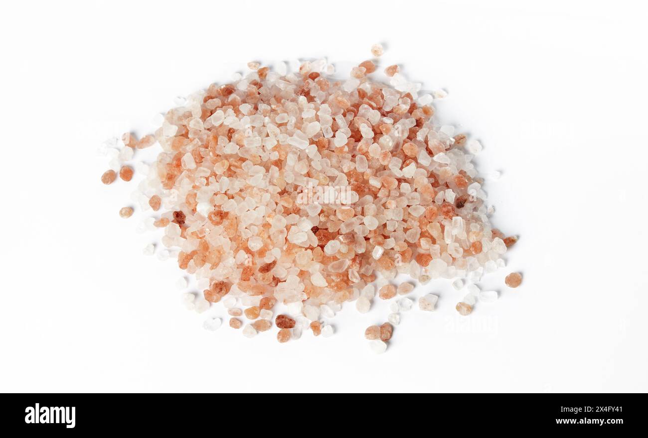 Rosa Himalaya-Salz isoliert auf weißem Hintergrund. Gourmet-Salz - rote himalaya-Sorte Stockfoto