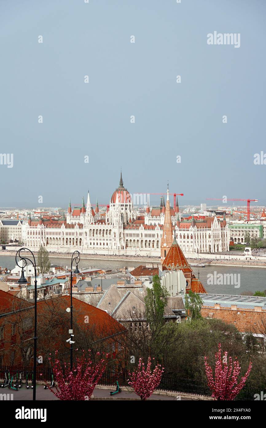 Panoramablick auf die Skyline von Budapest an der Donau. Architektur der Hauptstadt Ungarns mit historischen Gebäuden und berühmten Wahrzeichen Stockfoto