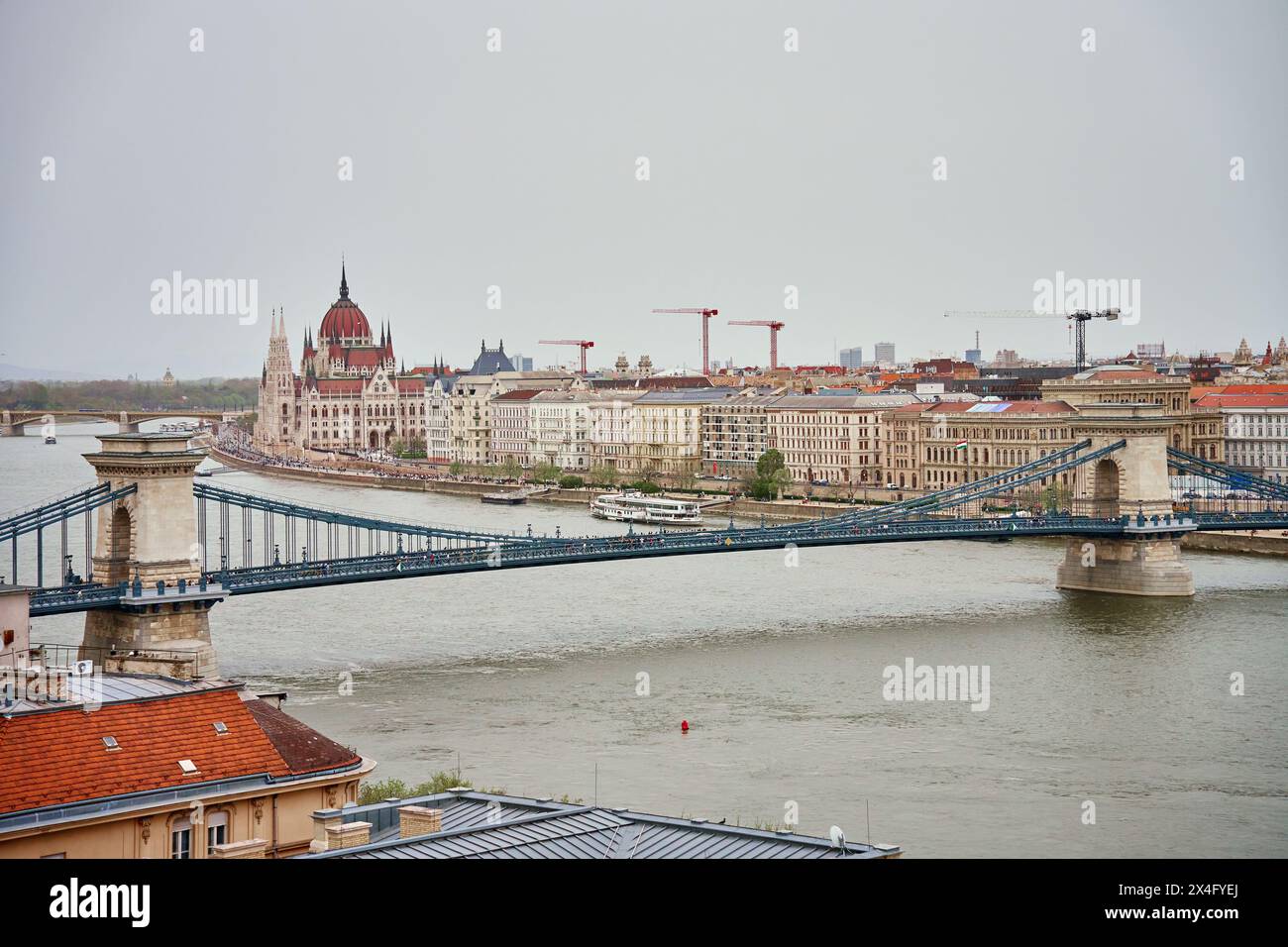 Panoramablick auf die Skyline von Budapest mit Kettenbrücke entlang der Donau. Architektur der Hauptstadt Ungarns mit historischen Gebäuden und Ruhm Stockfoto