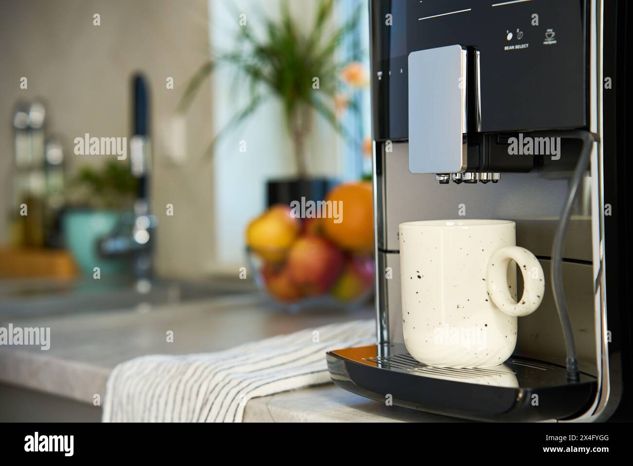 Frischer Espresso am Morgen. Kaffeemaschine in der Küche, Nahaufnahme. Moderne Kaffeemaschine mit frisch gebrühtem Kaffee in einer Tasse. Küchengeräte Stockfoto