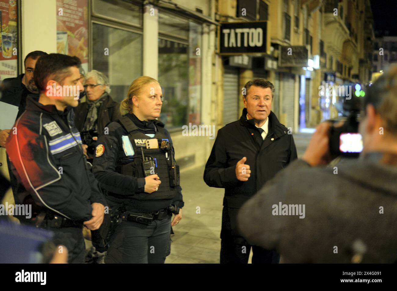 Nizza, Frankreich. Mai 2024. © PHOTOPQR/NICE MATIN/Photo ABJ ; Nizza ; 02/05/2024 ; Mise en Place d'un couvre-feu pour les mineurs nicois ICI LE CHEF DE LA POLICE MUNICIPALE NICOISE (g) ET LE MAIRE CHRISTIAN ESTROSI Nizza, Frankreich, 2. Mai 2024 die Ausgangssperre für Kinder unter 13 Jahren trat am Mittwochabend in Kraft diese Maßnahme wird bereits in mehreren anderen Städten im Namen der Bekämpfung der Kriminalität angewandt. In der Hauptstadt der Riviera wird diese Ausgangssperre von 23.00 bis 6.00 Uhr „während der Sommermonate und an allen Treffpunkten“ verhängt. Quelle: MAXPPP/Alamy Live News Stockfoto