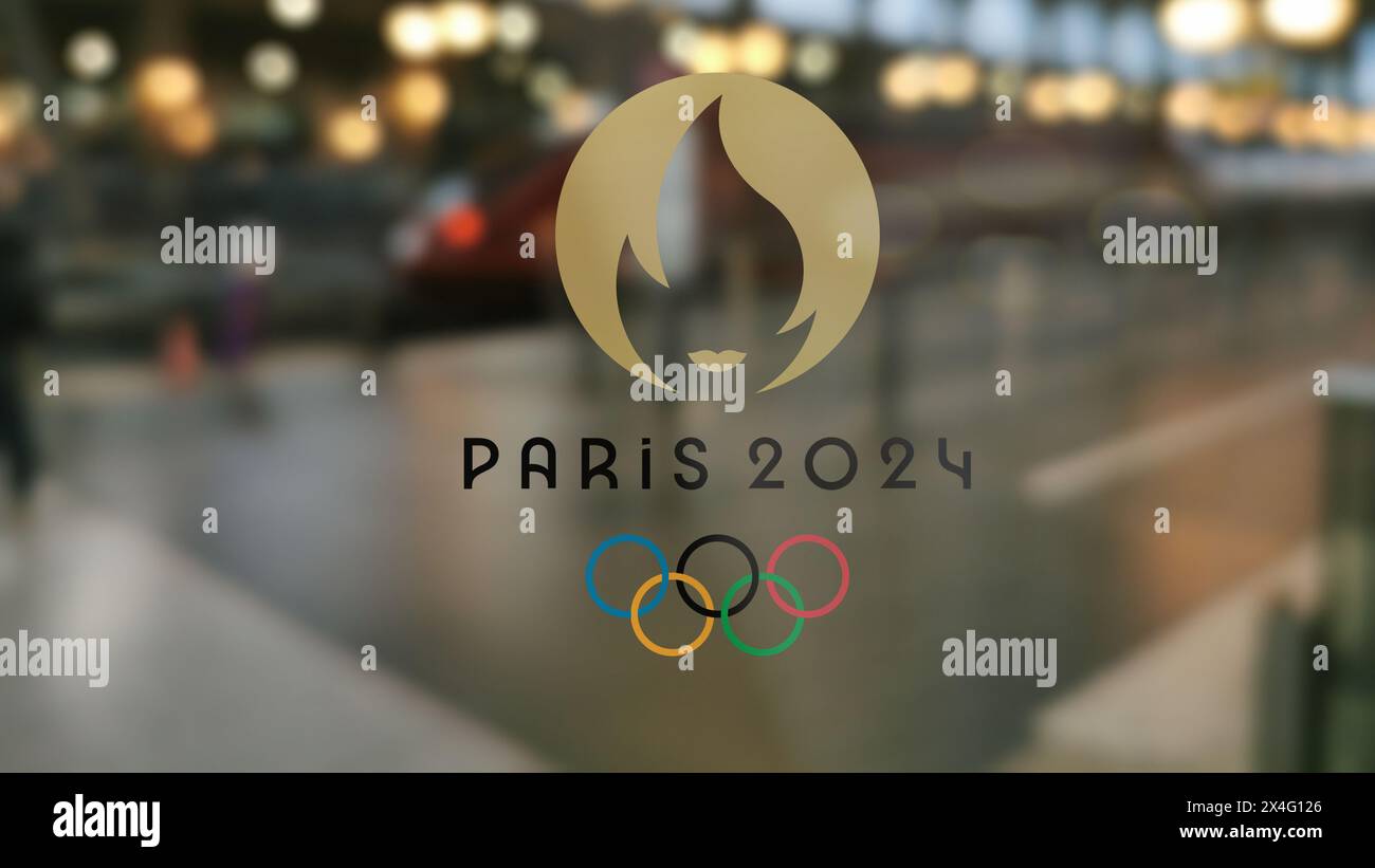 Mai 2024, Paris Frankreich. Logo der Olympischen Sommerspiele 2024 an einem Fenster in einem Bahnhof. Olympische Spiele 24 in Frankreich Emblem. Stockfoto
