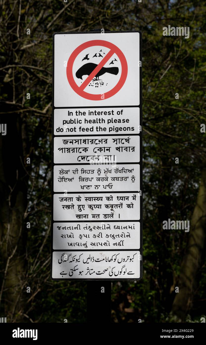 Mehrsprachiges Schild in Ward End Park, Birmingham, West Midlands, England, Großbritannien Stockfoto