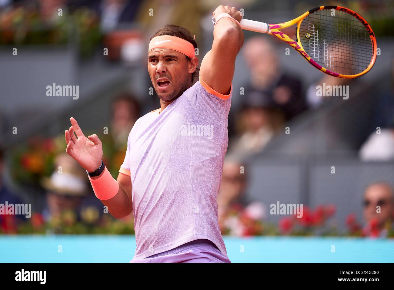 MADRID, SPANIEN - 29. APRIL: Rafael Nadal aus Spanien spielt einen Vorhandschuss gegen Pedro Cachin aus Argentinien im Spiel der Runde von 32 während des siebten Tages Stockfoto