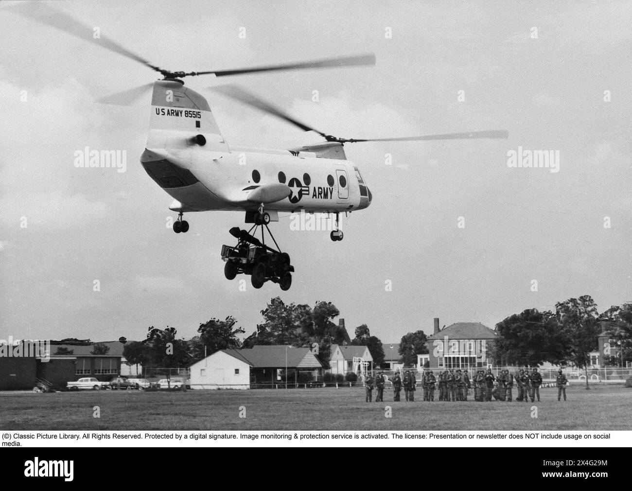 Hubschraubergeschichte. Die Boeing Vertol V-107, auch HKP 4 genannt. Der Hubschrauber wurde von der amerikanischen Firma Vertol entwickelt, der mit Boeing fusioniert wurde, der 1956 mit der Produktion begann. Die US-Streitkräfte begannen, es unter dem Namen H-46 Sea Knight / KV107 zu verwenden. Das Foto wurde vermutlich auf der Joint Base Andrews südöstlich von Washington D.C. USA 1963 aufgenommen, als ein V107-Hubschrauber in der Luft gesehen wird, der die Last eines Jeeps trägt. ref. Kristoffersson ref. 359A-10 Stockfoto