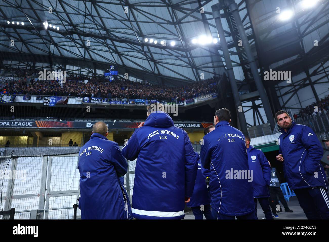 Marseillle, Frankreich. Mai 2024. © SPORTPIXPRESS/MAXPPP - MARSEILLLE 02/05/2024 UEFA EUROPA LEAGUE HALBFINALE 1. SPIEL MARSEILLE-ATALANTA BERGAME die Spezialpolizei SIR vor der Atalanta BergameÕs stehen vor dem Spiel Credit: MAXPPP/Alamy Live News Stockfoto