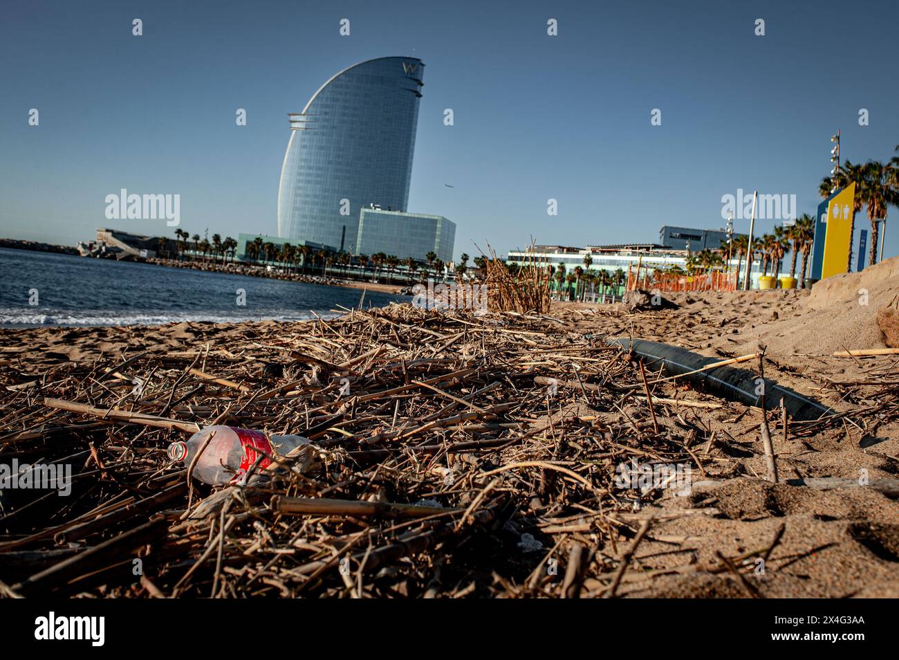 Müll und Schutt sammeln sich zu den Schäden an, die durch den jüngsten Sturm am Strand Barceloneta verursacht wurden. Stockfoto