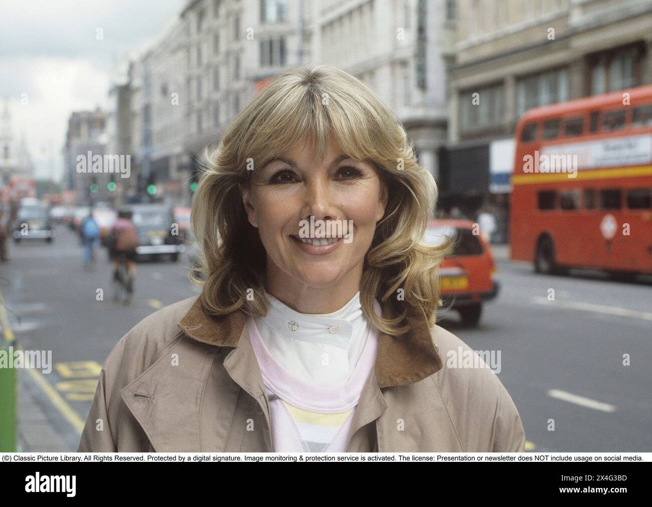 Susan Hampshire. CBE. Englische Schauspielerin, geboren am 12. Mai 1937. Im Zusammenhang mit ihrem Auftritt im Theaterstück Blite Spirit im Vaudeville Theater Strand London 1986. Bekannt wurde Susan Hampshire durch die Hauptrolle in der fernsehserie The Forsyte Saga der BBC, in der sie die Rolle der Fleur spielte. Die Serie wurde ursprünglich in 26 Episoden an samstagabenden mit Beginn vom 7. januar 1967 gezeigt. 1986 Stockfoto
