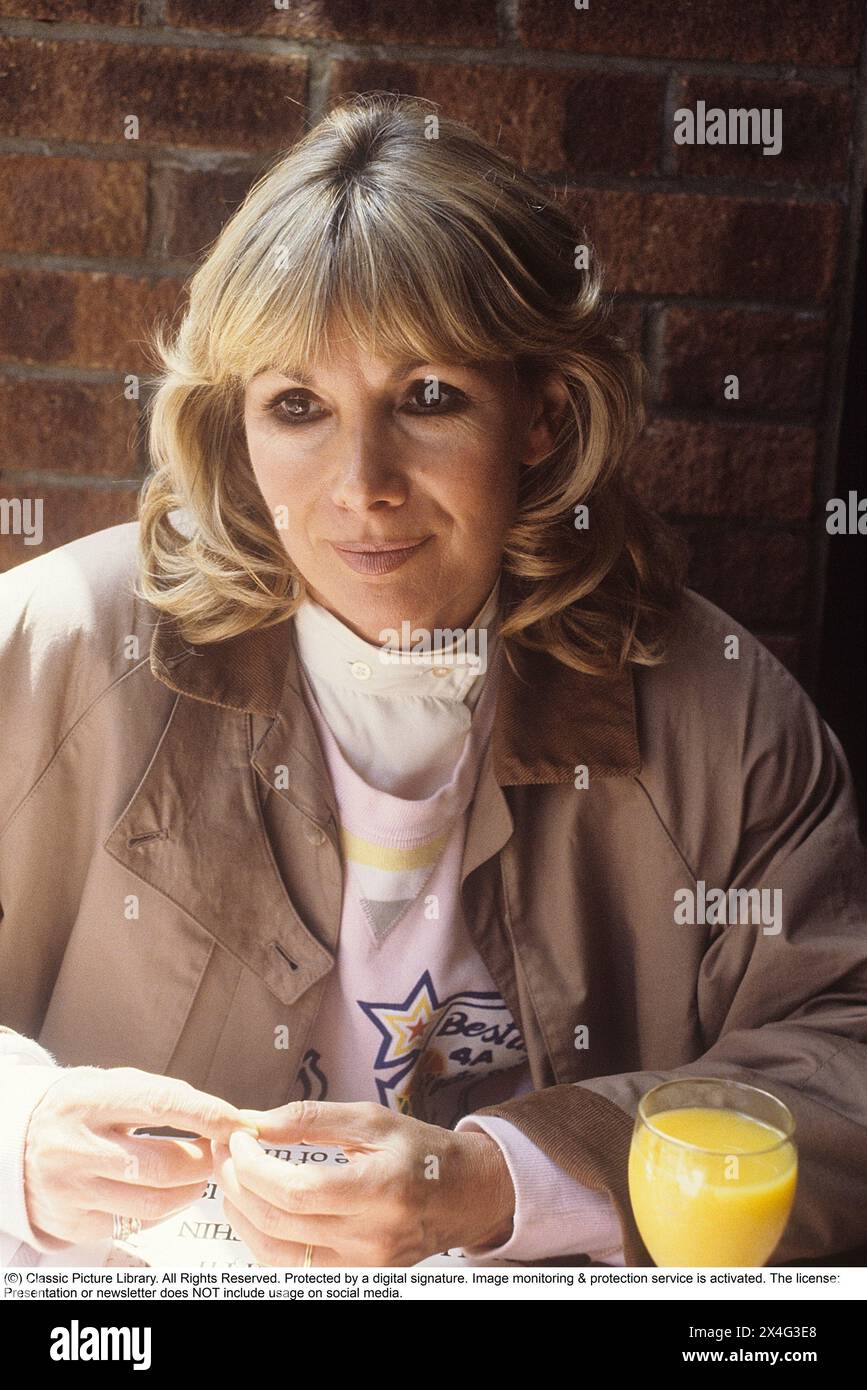 Susan Hampshire. CBE. Englische Schauspielerin, geboren am 12. Mai 1937. Im Zusammenhang mit ihrem Auftritt im Theaterstück Blite Spirit im Vaudeville Theater Strand London 1986. Bekannt wurde Susan Hampshire durch die Hauptrolle in der fernsehserie The Forsyte Saga der BBC, in der sie die Rolle der Fleur spielte. Die Serie wurde ursprünglich in 26 Episoden an samstagabenden mit Beginn vom 7. januar 1967 gezeigt. 1986 Stockfoto