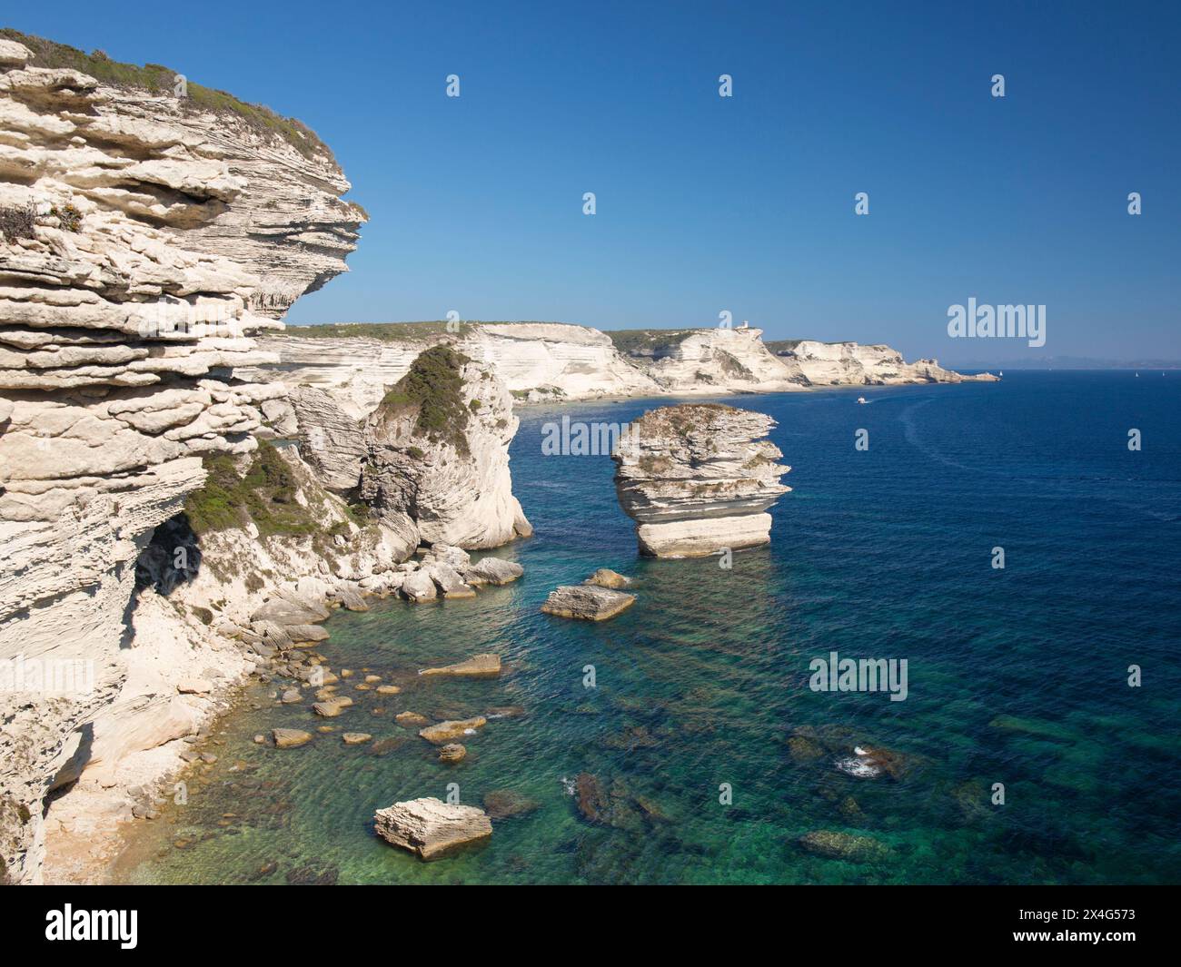 Bonifacio, Corse-du-Sud, Korsika, Frankreich. Blick entlang der Kalksteinklippen zum Grain de Sable und dem entfernten Capo Pertusato. Stockfoto