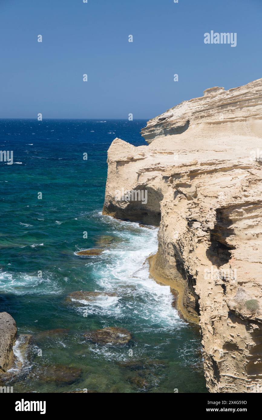 Bonifacio, Corse-du-Sud, Korsika, Frankreich. Raue Meere, die die rauen Kalksteinklippen von Capo Pertusato heimsuchen. Stockfoto