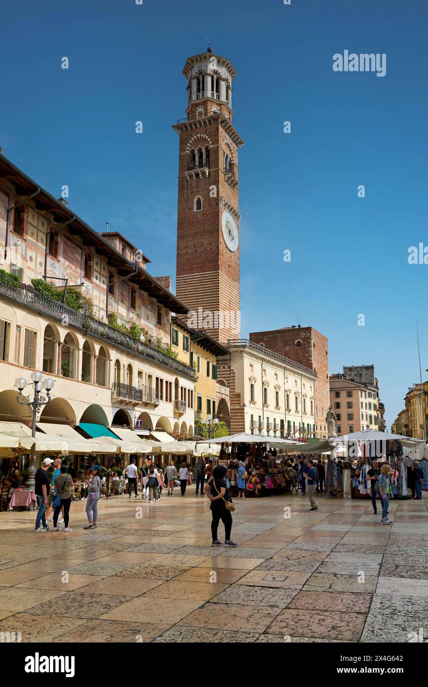 Verona Veneto Italien. Torre dei Lamberti auf der Piazza delle Erbe (Marktplatz) Stockfoto