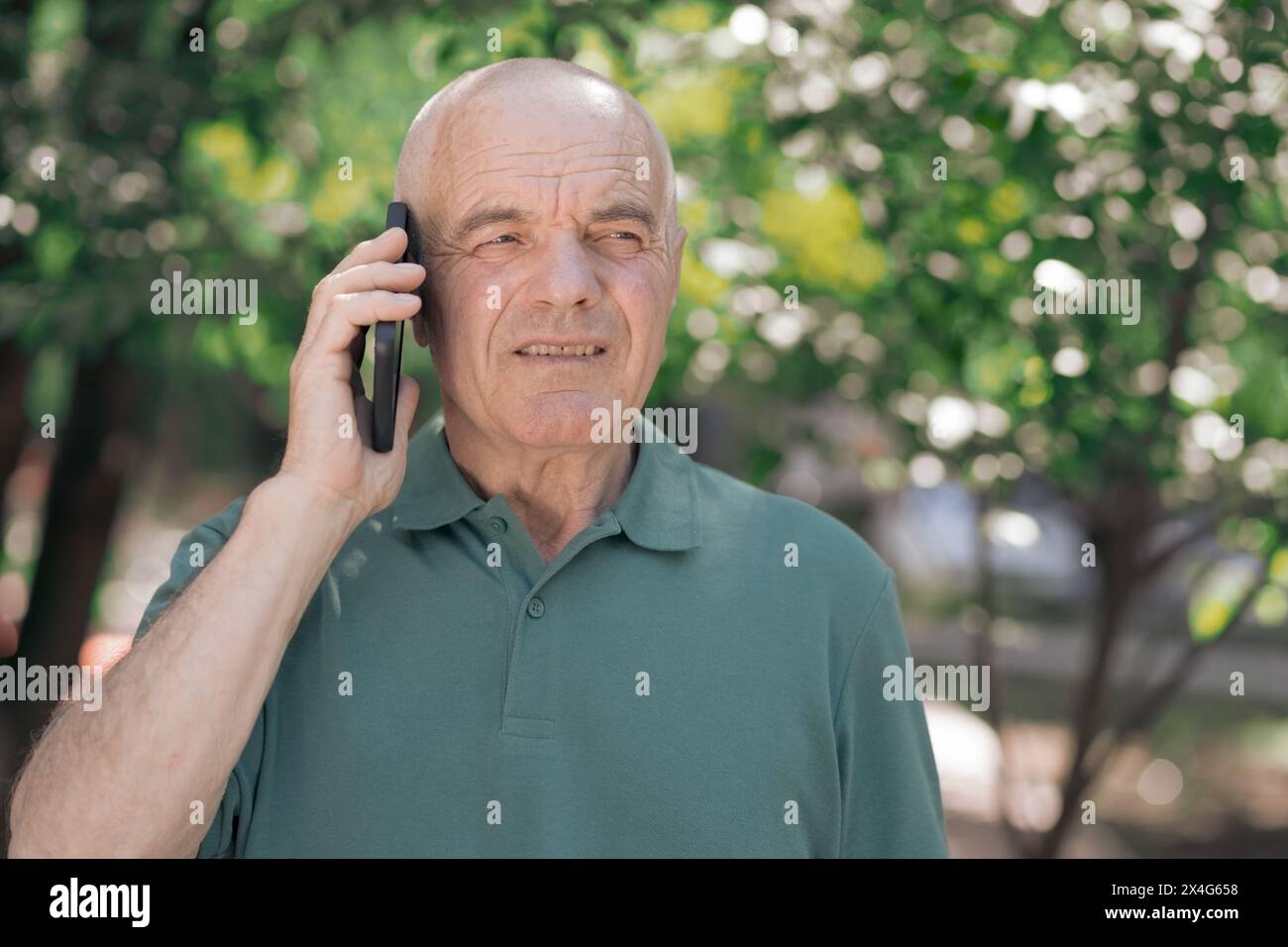 Senior Person, die am Handy spricht. Stockfoto