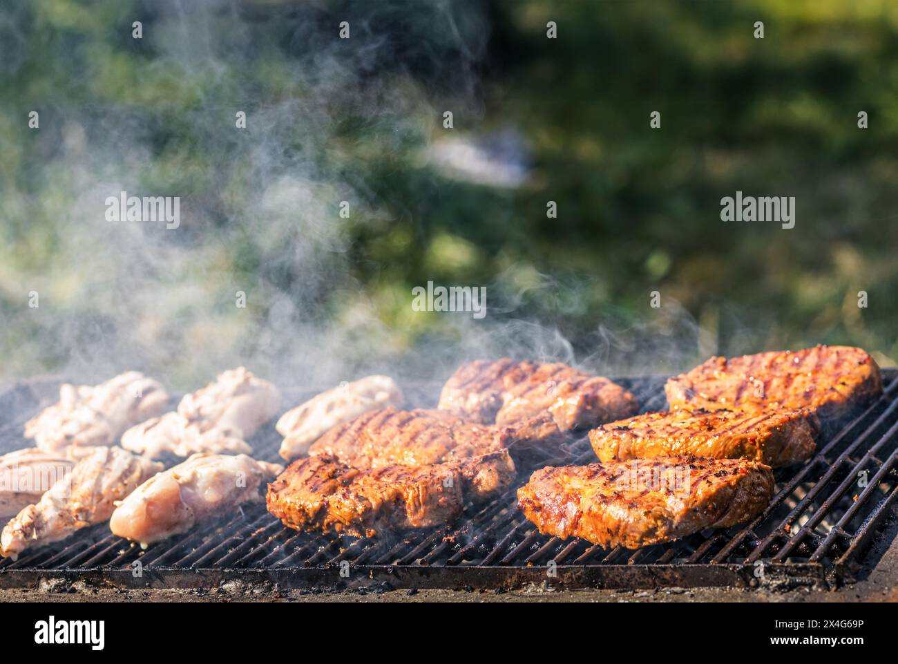 Grillzeit mit gegrilltem Fleisch Stockfoto