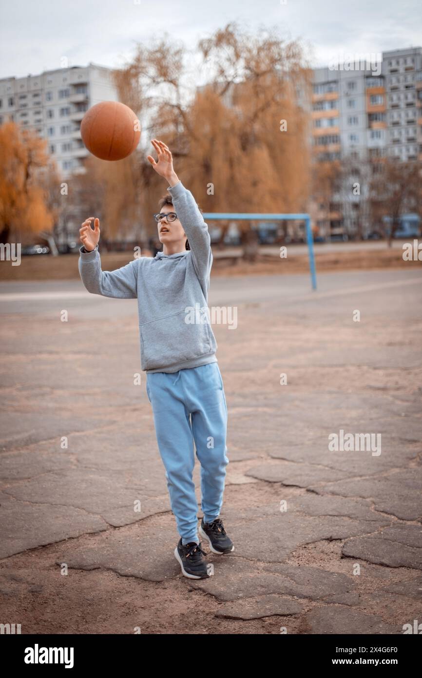 Eine junge Person spielt Basketball Stockfoto