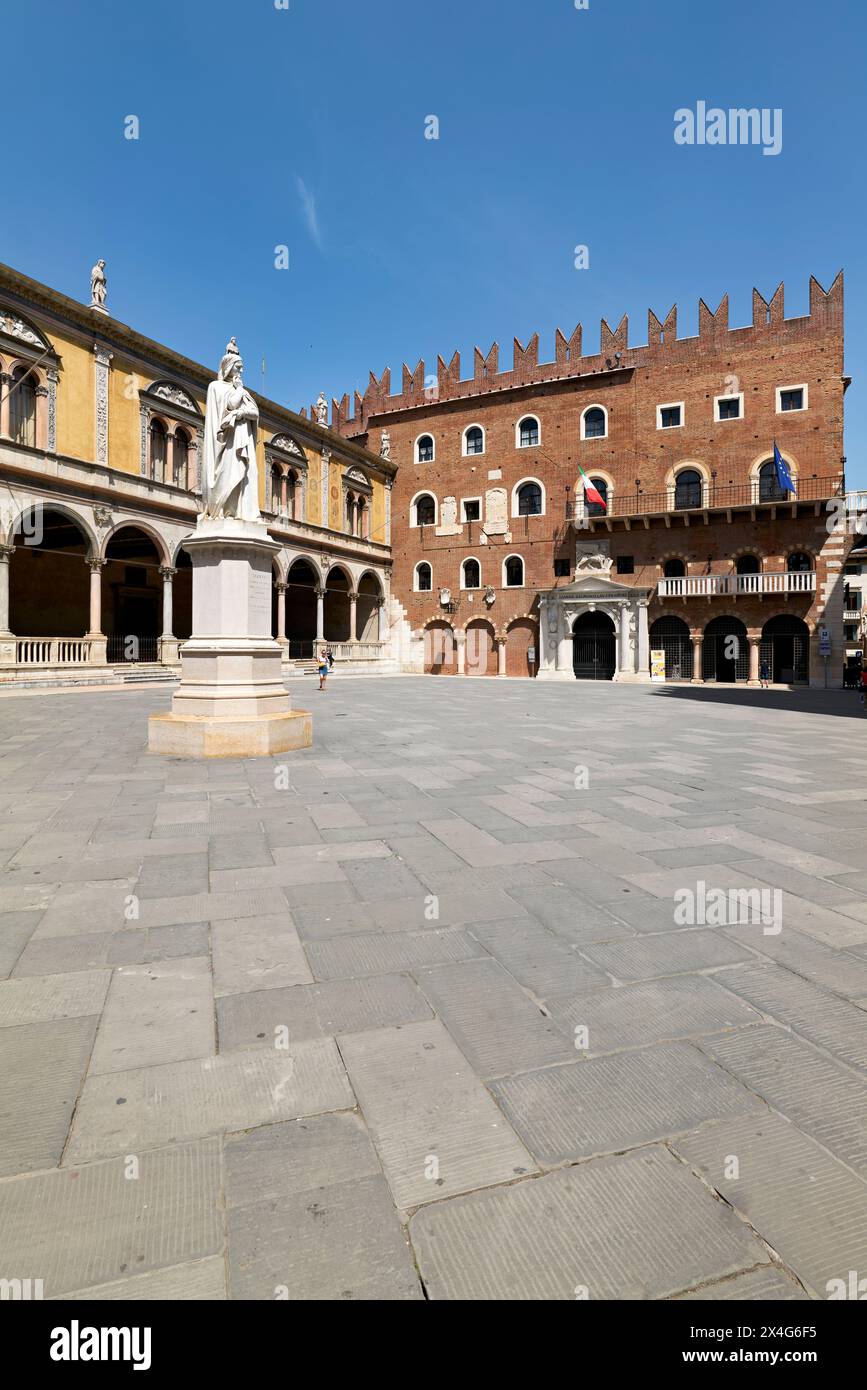 Verona Veneto Italien. Piazza dei Signori mit dem Denkmal für Dante Stockfoto