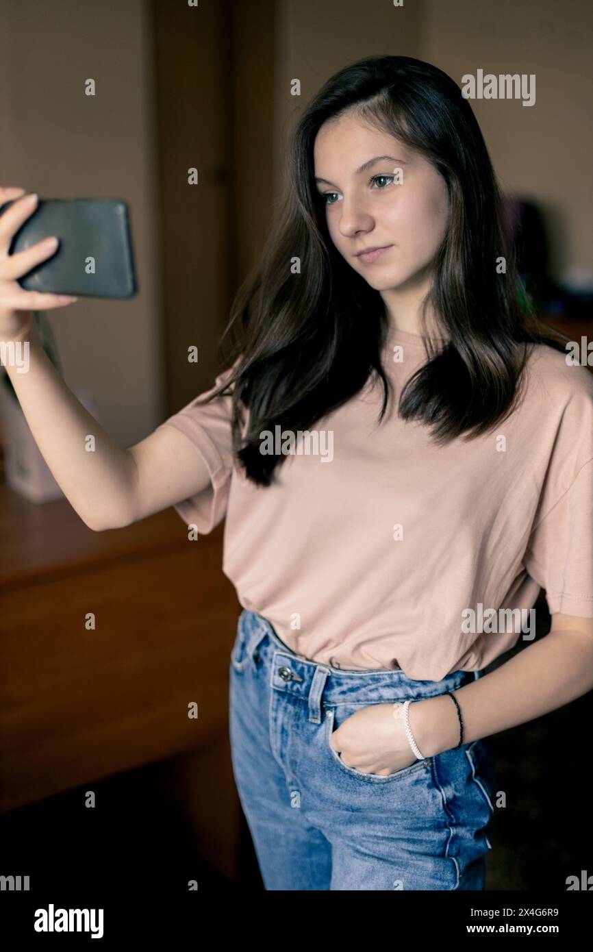 Porträt eines Teenager-Mädchens mit Handy Stockfoto