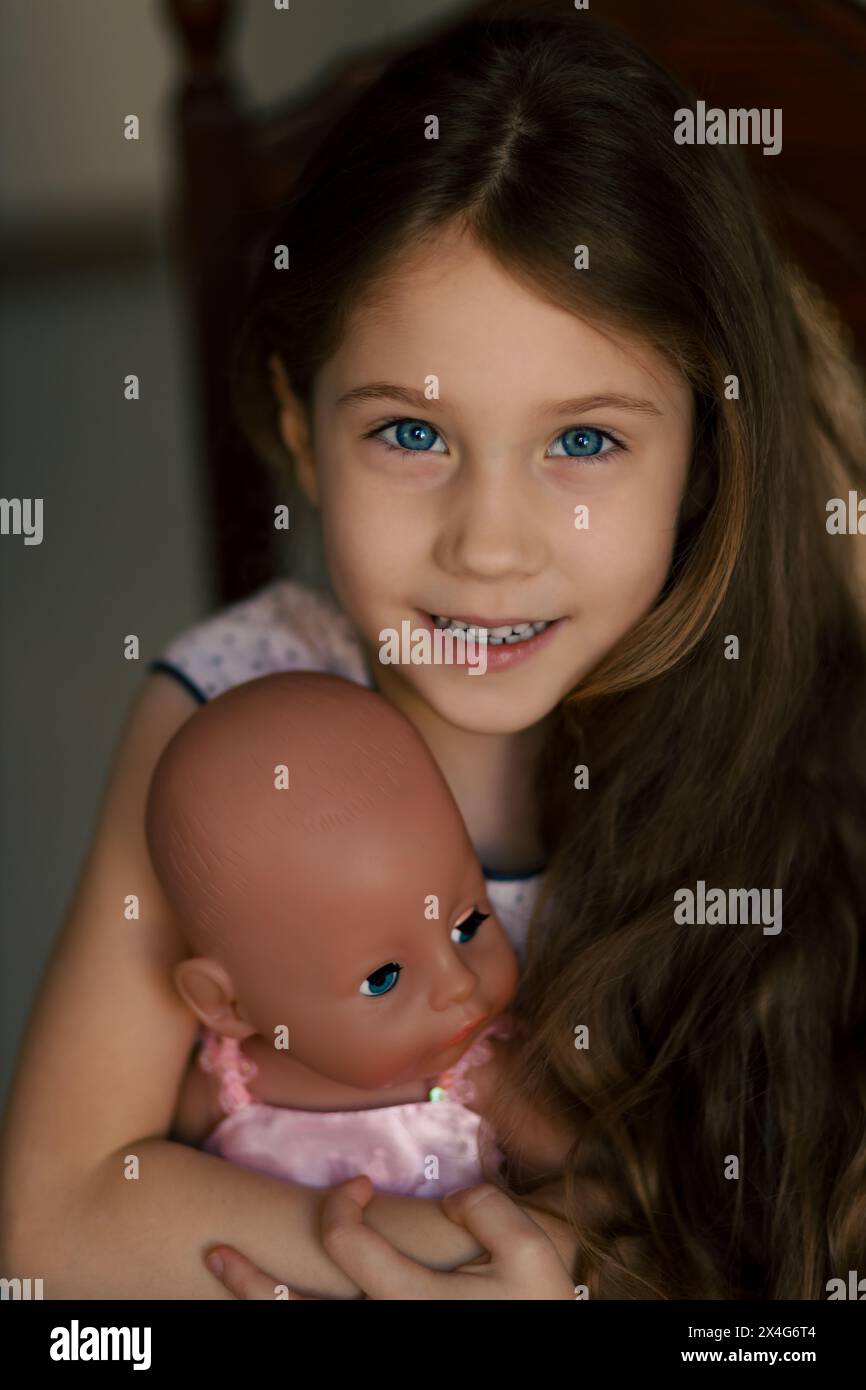 Porträt eines glücklichen Kindes mit Puppe Stockfoto