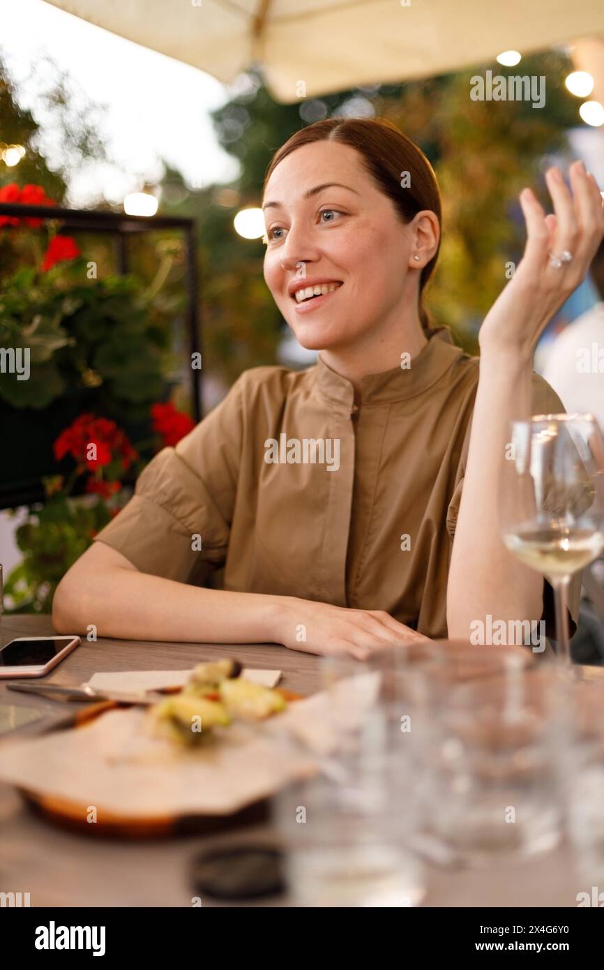 Frau hat ein emotionales Gespräch im Restaurant Stockfoto