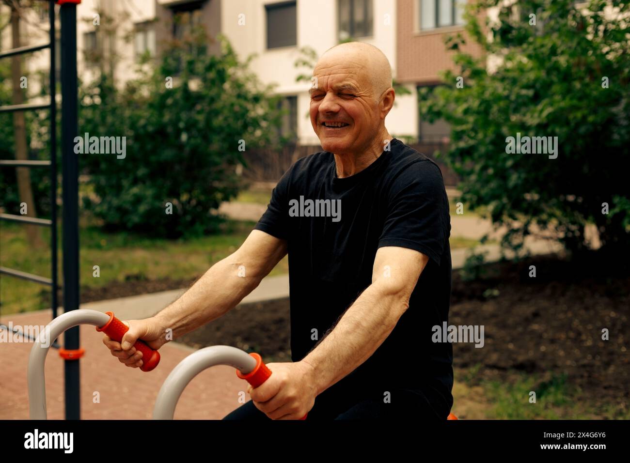 Senior Mann, der Sport auf Fitness-Outdoor-Trainingsstationen macht Stockfoto