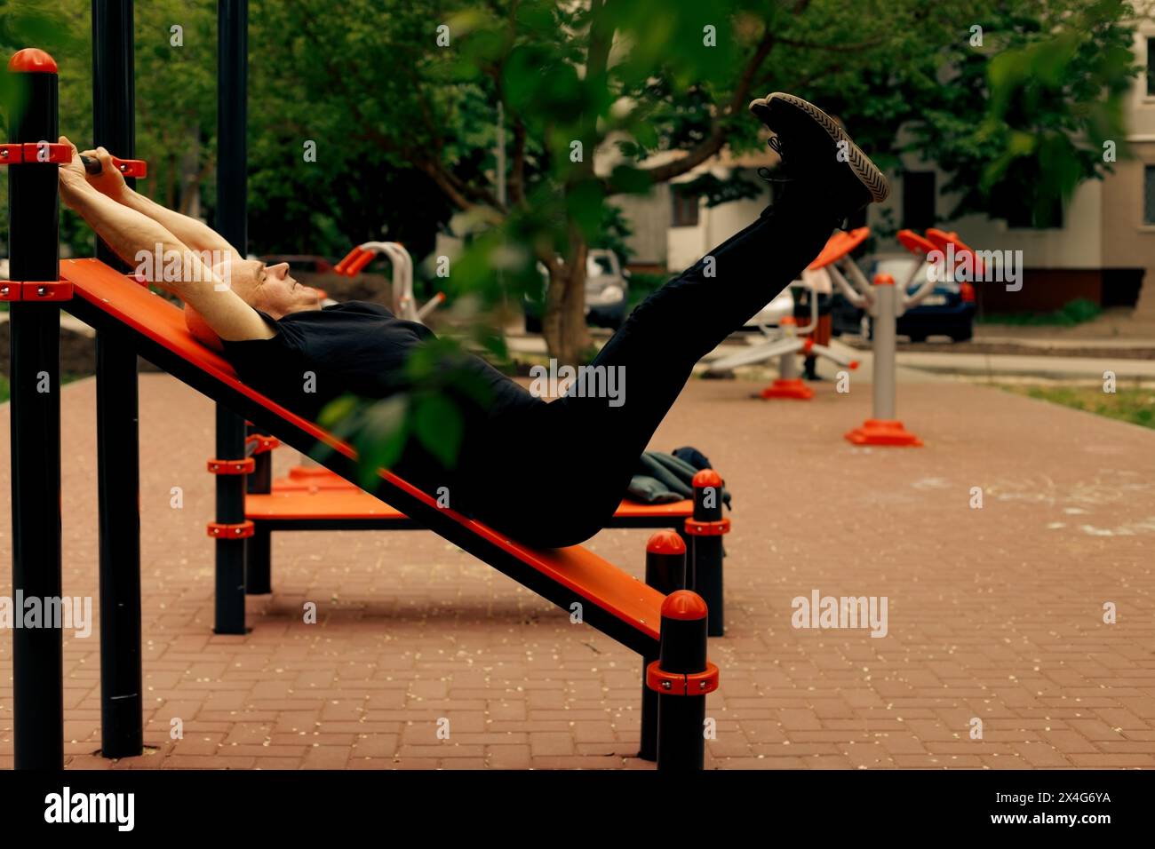 Senior Mann, der Sport auf Fitness-Outdoor-Trainingsstationen macht Stockfoto