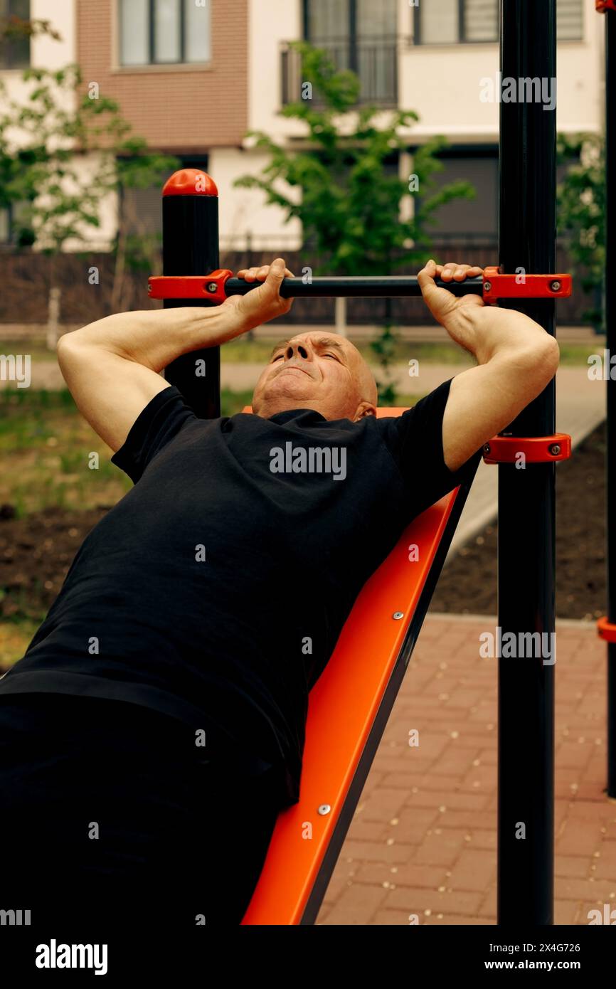 Senior Mann, der Sport auf Fitness-Outdoor-Trainingsstationen macht Stockfoto